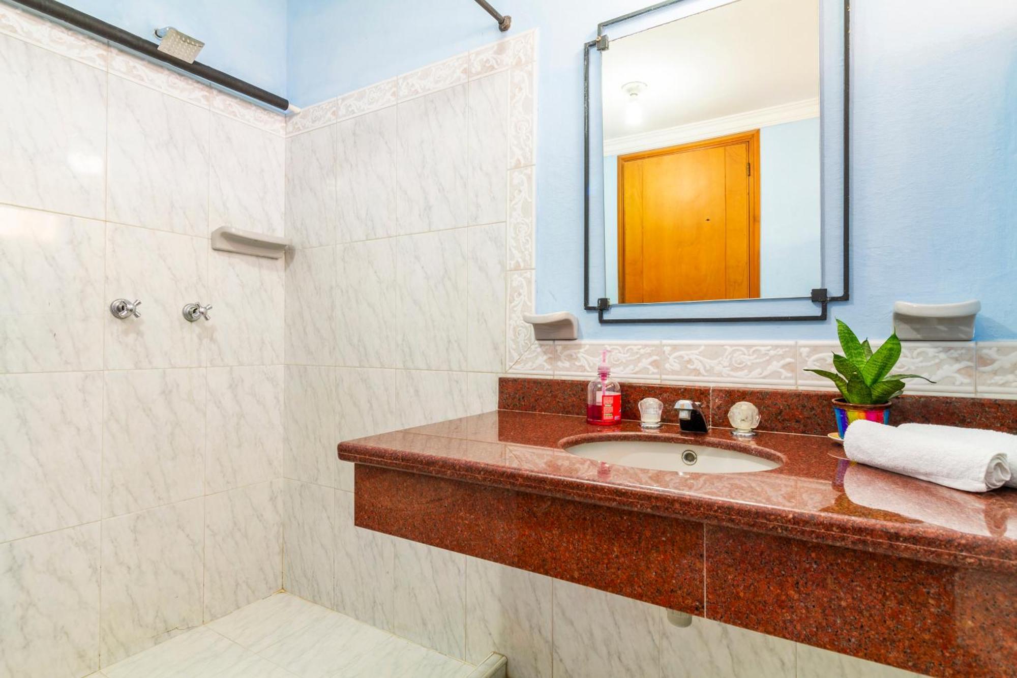 Hostal Cartagonova - Habitaciones Privadas Y Amplias Cerca A Zonas Turisticas Cartagena Ngoại thất bức ảnh