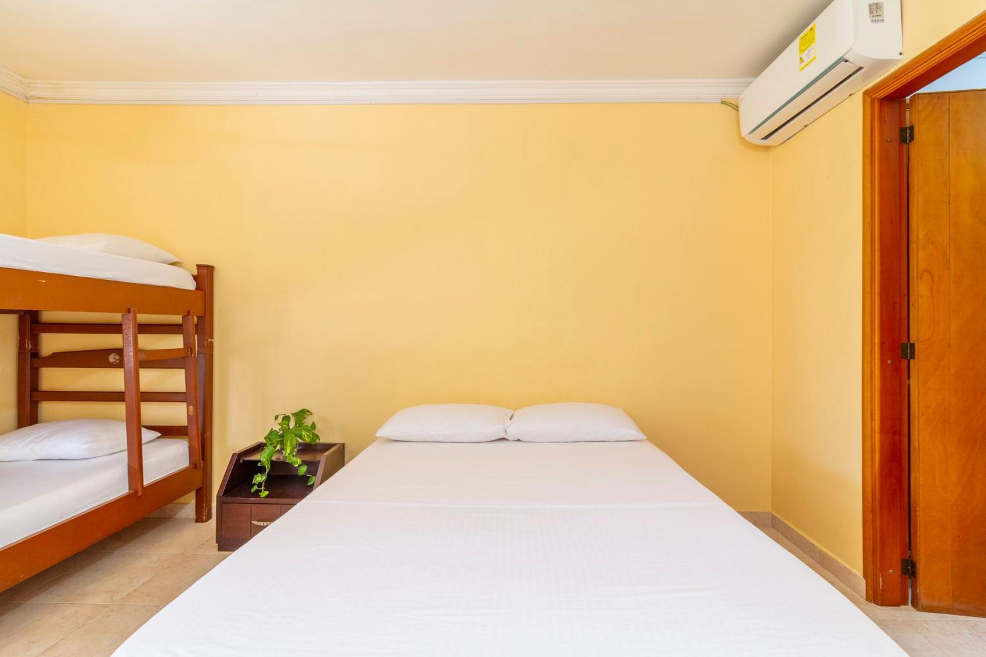 Hostal Cartagonova - Habitaciones Privadas Y Amplias Cerca A Zonas Turisticas Cartagena Ngoại thất bức ảnh